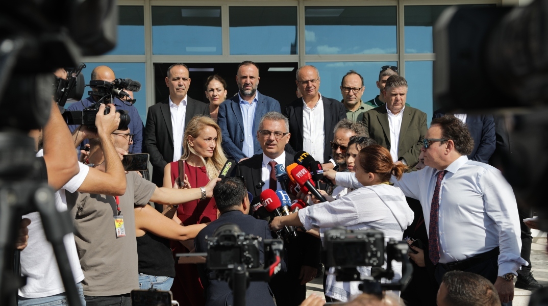 Ο ηγέτης του Ρεπουμπλικανικού Τουρκικού Κόμματος, Τουφάν Ερχουρμάν μετά την ψηφοφορία