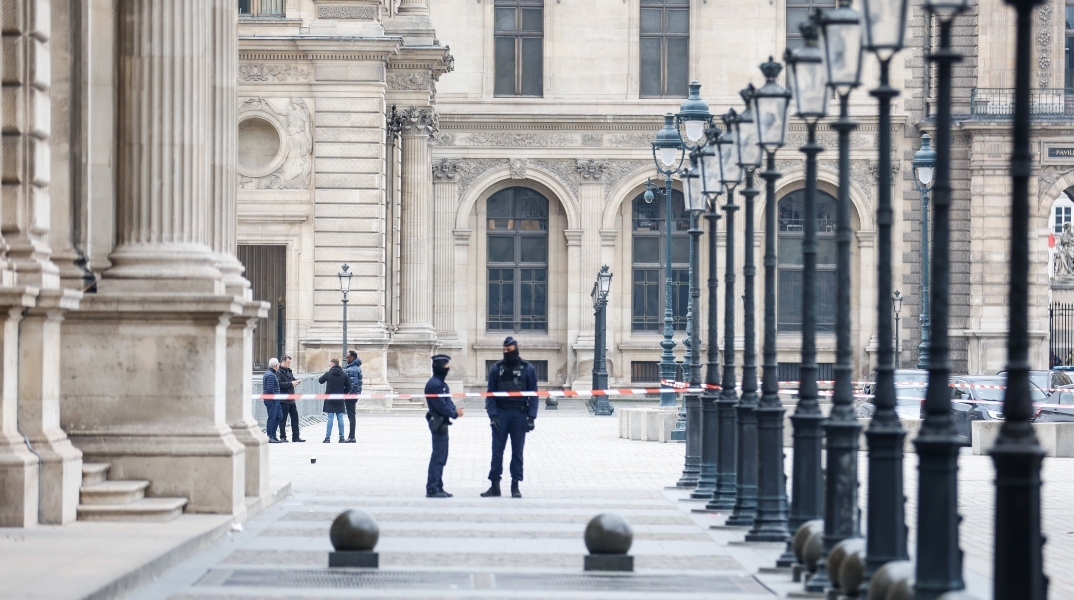 Αστυνομικοί έξω από το Μουσείο του Λούβρου στο Παρίσι