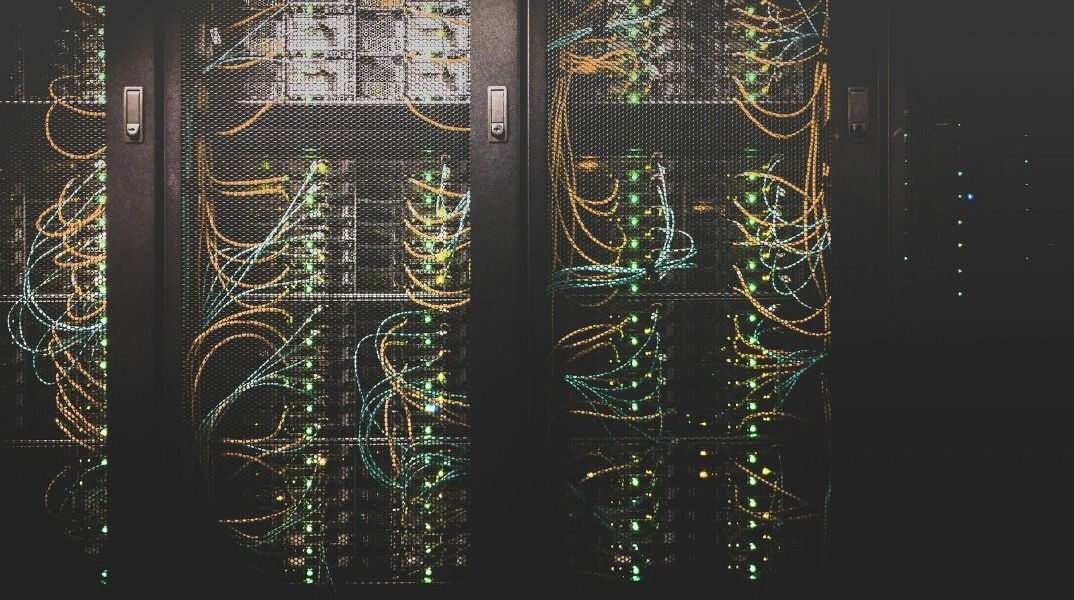 Όταν η τεχνητή νοημοσύνη καίει το δίκτυο και στεγνώνει τα ποτάμια: Η σκοτεινή πλευρά της έκρηξης των data centers