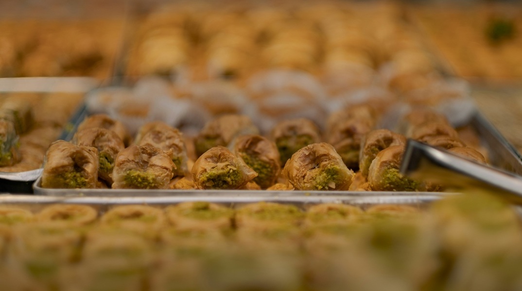 Πέθανε 14χρονη από αλλεργικό σοκ λίγα λεπτά μετά την κατανάλωση μπακλαβά – Πέντε κατηγορούμενοι στη δίκη