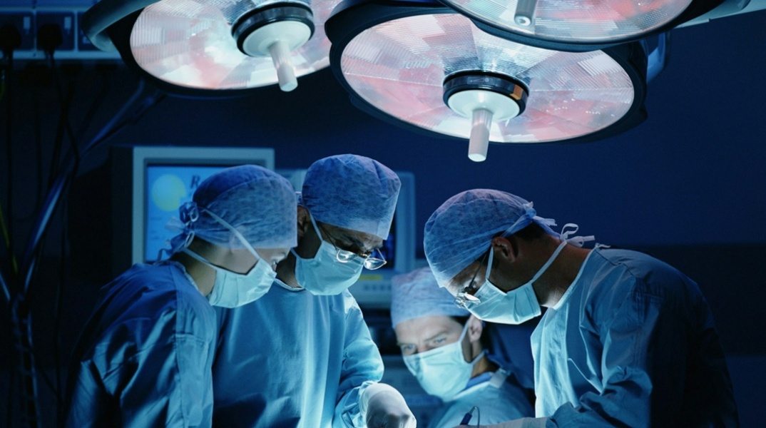 Γιατροί σε χειρουργείο