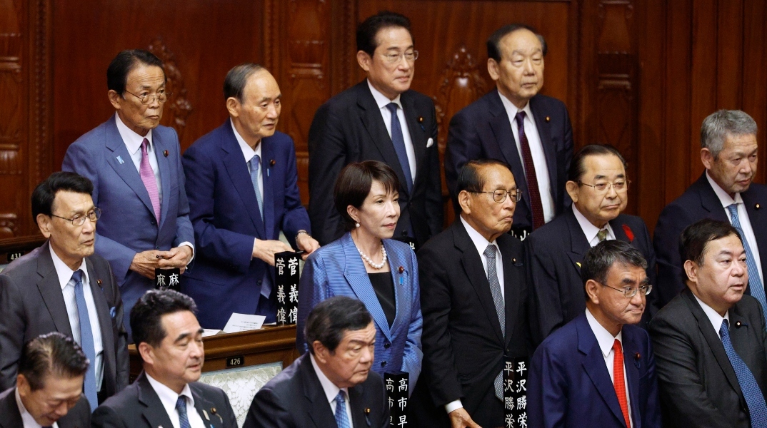 Η Σανάε Τακαΐτσι με τους βουλευτές της ενόψει της εκλογής νέου Πρωθυπουργού στην Ιαπωνία
