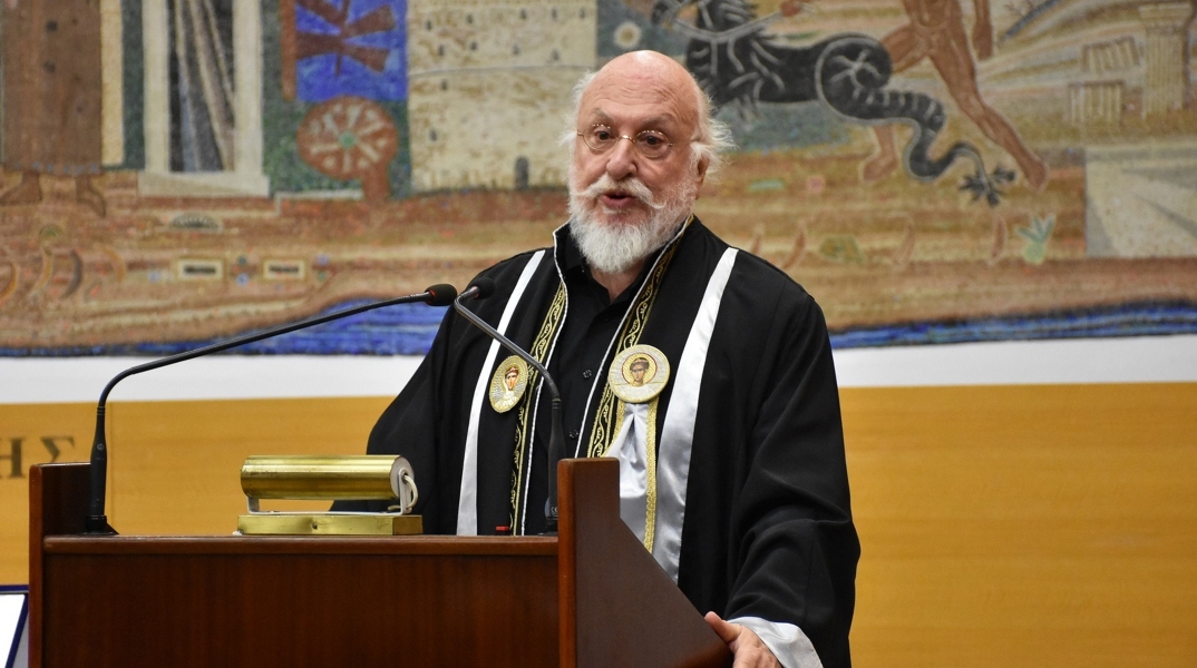 Σε Επίτιμο Διδάκτορα του Τμήματος Φιλολογίας της Φιλοσοφικής Σχολής του ΑΠΘ αναγορεύτηκε ο κορυφαίος συνθέτης, στιχουργός και ερμηνευτής Διονύσης Σαββόπουλος