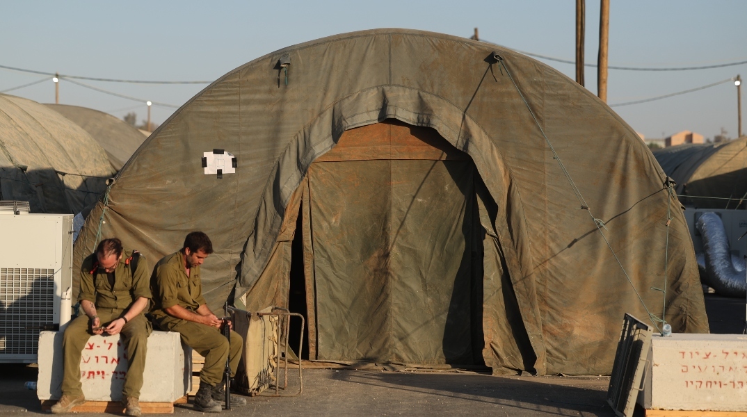 Ισραηλινοί έφεδροι στρατιώτες έξω από στρατιωτικές σκηνές σε βάση στρατολόγησης στο νότιο Ισραήλ