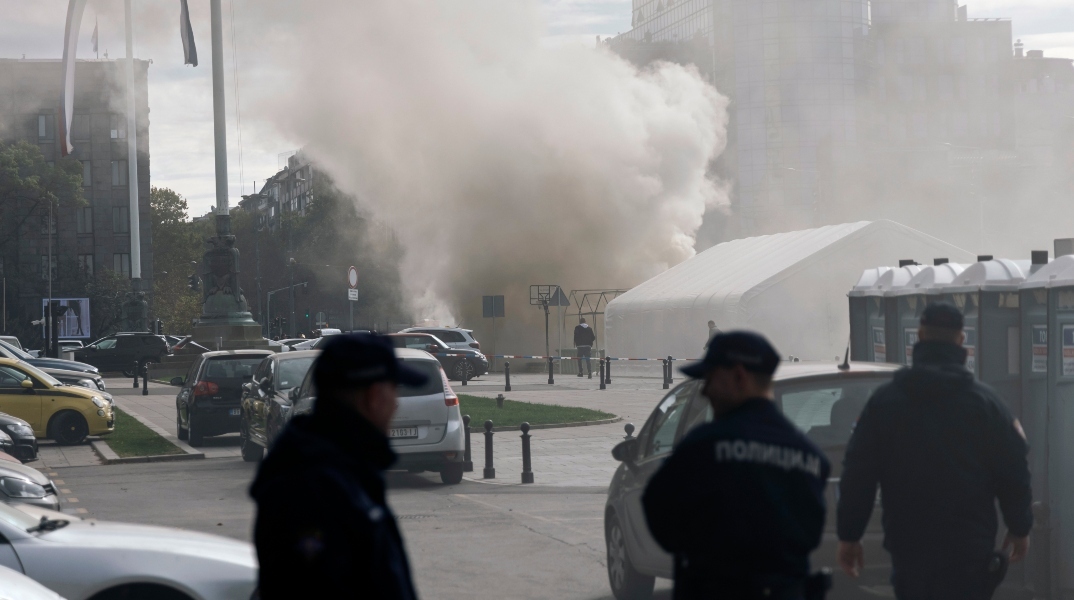 Αστυνομικοί μπροστά από το Κοινοβούλιο στο Βελιγράδι της Σερβίας