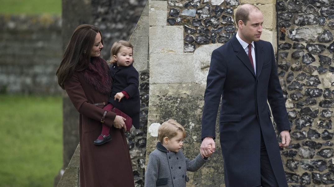 Πώς ο Πρίγκιπας Γουίλιαμ και η Κέιτ Μίντλετον έσπασαν βασιλική παράδοση στη βάπτιση του Πρίγκιπα Γεωργίου