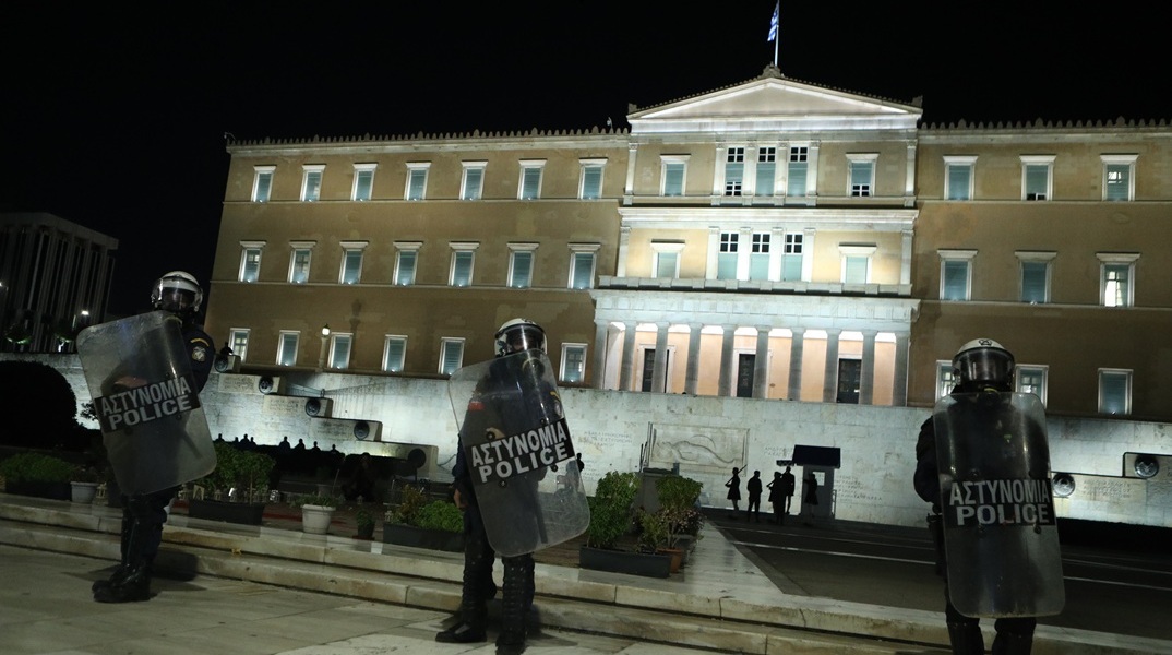 Αστυνομικές δυνάμεις μπροστά από το Μνημείο του Αγνώστου Στρατιώτη λόγω πορείας