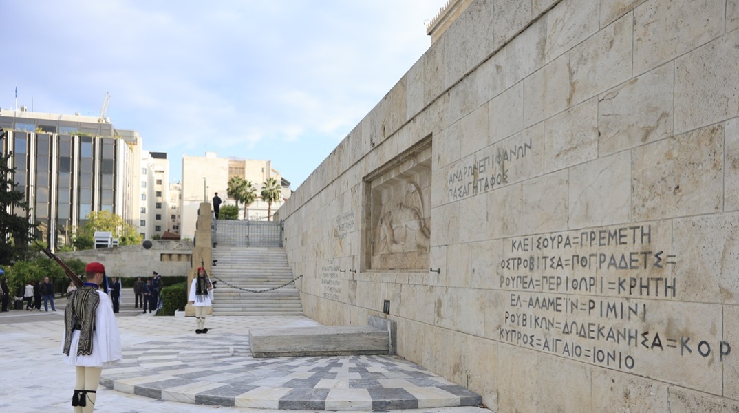 Κυβερνητικές πηγές για Άγνωστο Στρατιώτη: Μέσα σε λίγες ώρες ο κ. Δούκας αναίρεσε τον εαυτό του