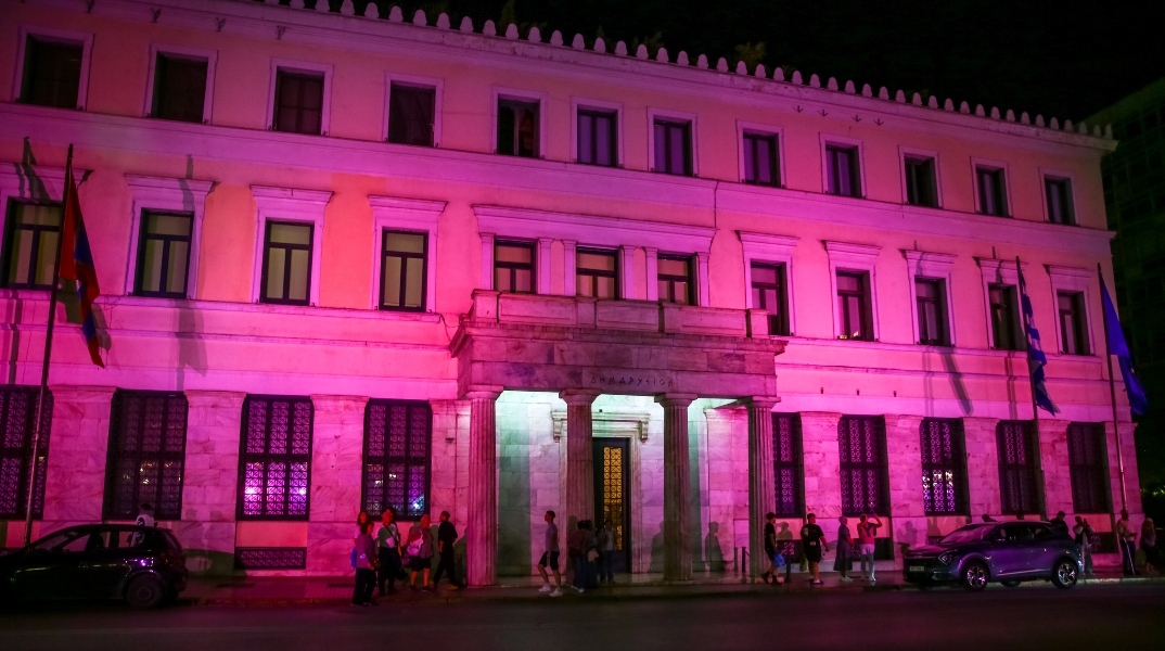 Στα ροζ  το δημαρχείο Αθήνας