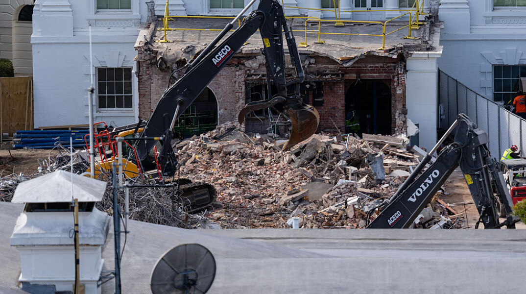 Ο Τραμπ χορεύει πάνω στα ερείπια: Από την Ανατολική Πτέρυγα σε ballroom-γίγαντα