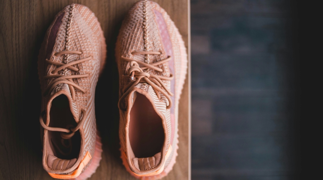 Οι επιστήμονες προειδοποιούν: Τα γυναικεία αθλητικά παπούτσια σχεδιάζονται… για άνδρες