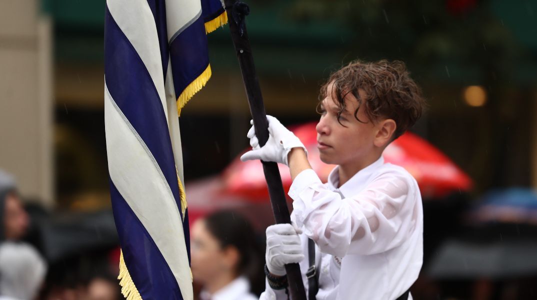 Θεσσαλονίκη: Υπό καταρρακτώδη βροχή η μαθητική παρέλαση για την επέτειο της 28ης Οκτωβρίου