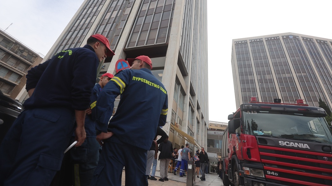 Λήξη συναγερμού στον Πύργο Αθηνών: Έσβησε η φωτιά