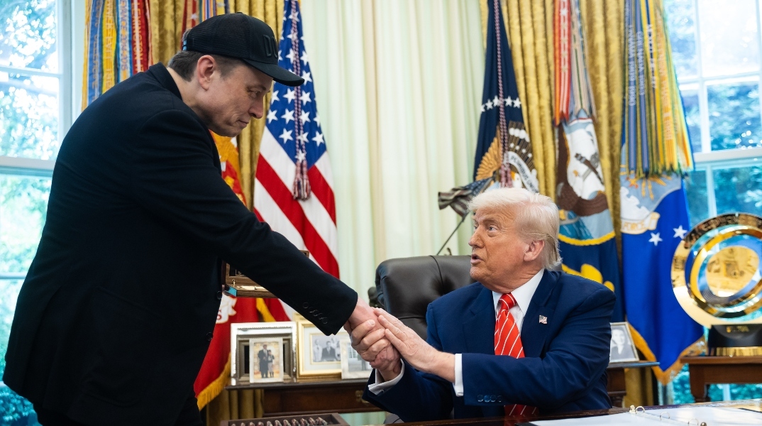 Ο Έλον Μασκ με τον Ντόναλντ Τραμπ στον Λευκό Οίκο