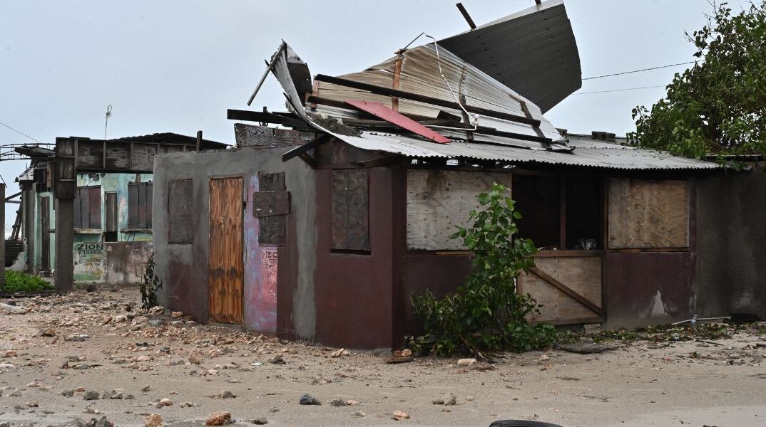 Τζαμάικα: Ψεύτικα βίντεο με καρχαρίες και “ρεπορτάζ” AI πλημμυρίζουν το TikTok ενόψει του κυκλώνα Melissa