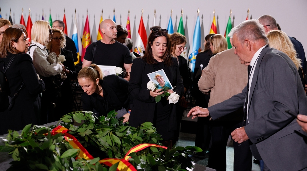 Μνημόσυνο για τα θύματα των περσινών φονικών πλημμυρών στη Βαλένθια της Ισπανίας