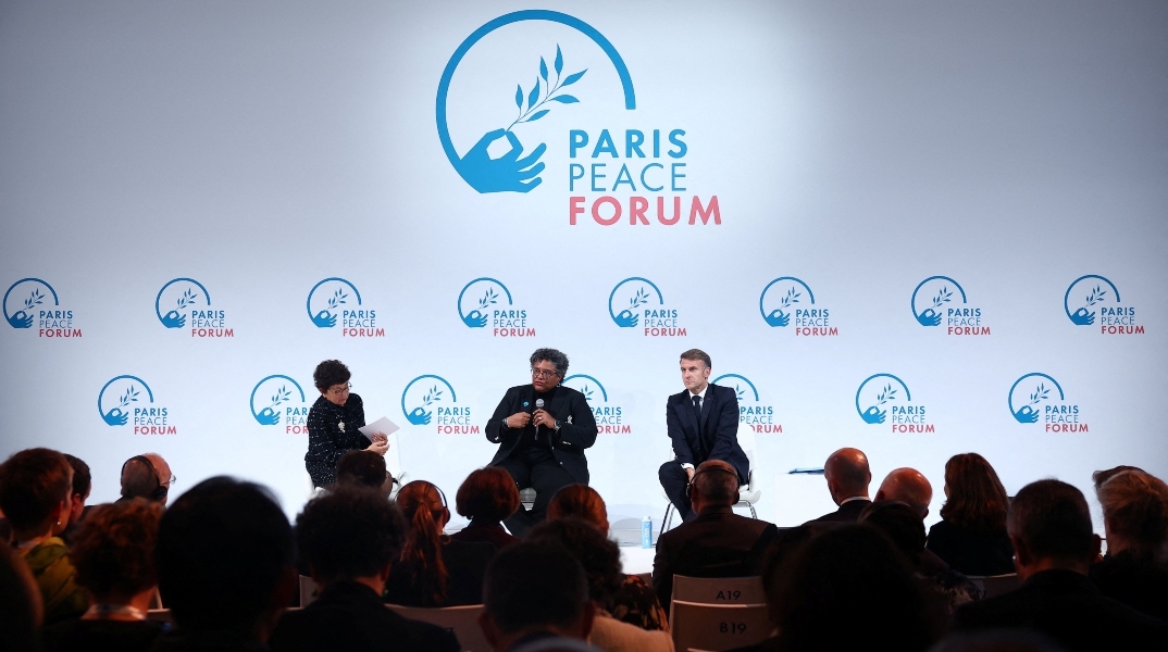 Ο Γάλλος πρόεδρος Εμανουέλ Μακρόν, η πρωθυπουργός των Μπαρμπάντος Μία Αμόρ Μότλεϊ και η Γαλλίδα υπουργός Οικολογικής Μετάβασης, Μονίκ Μπαρμπού, στη 10η επέτειο της Διακήρυξης του Παρισιού 