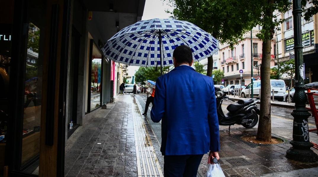 Καιρός, περαστικοι, ομπρέλες