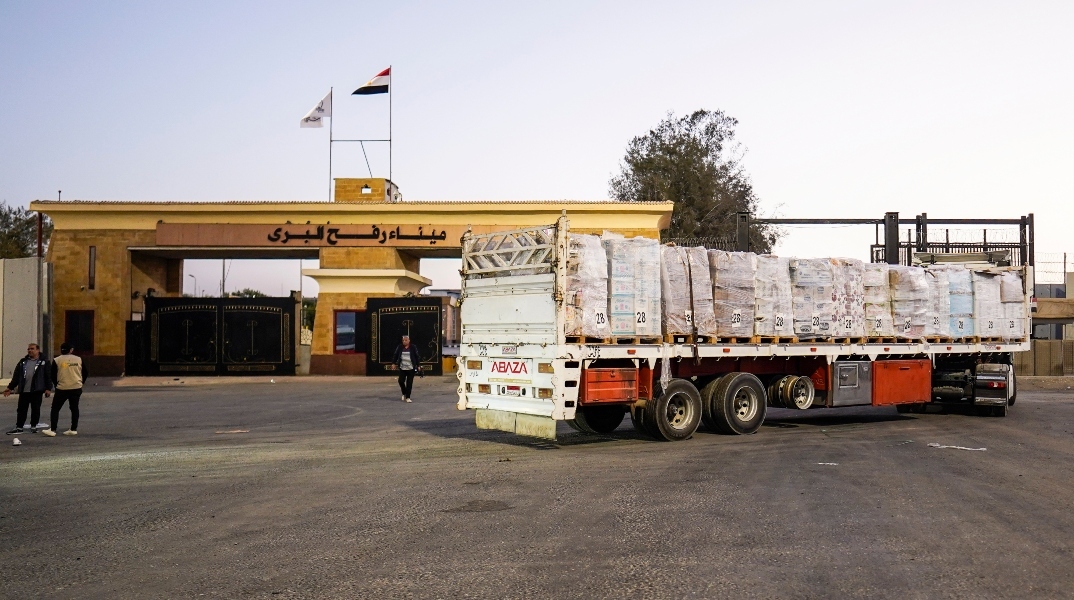 Φορτηγό ανθρωπιστικής βοήθειας στο συνοριακό πέρασμα της Ράφα, μεταξύ Αιγύπτου και Λωρίδας της Γάζας