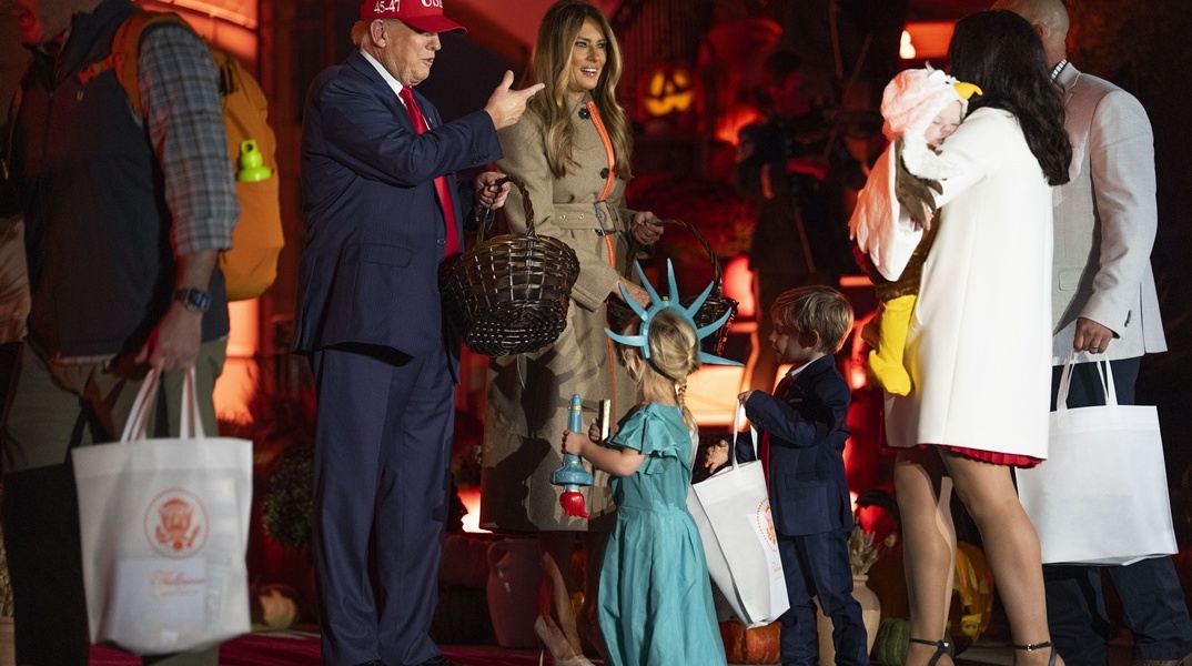 Halloween στον Λευκό Οίκο: Ο Ντόναλντ και η Μελάνια Τραμπ έδωσαν κεράσματα σε παιδιά