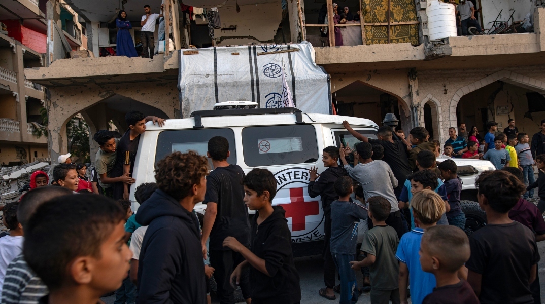 Συνεργείο του Ερυθρού Σταυρού αναζητά σορούς ομήρων στη Γάζα