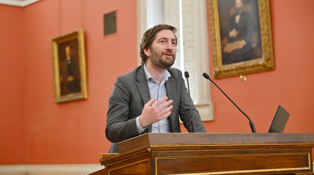 Ο υποδιευθυντής του Γαλλικού Ινστιτούτου Ελλάδος, Ματιέ Αμπγκράλ 