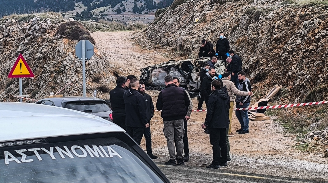 Αστυνομικοί στο σημείο όπου βρέθηκε το αυτοκίνητο διαφυγής των εκτελεστών του Γιάννη Λάλα