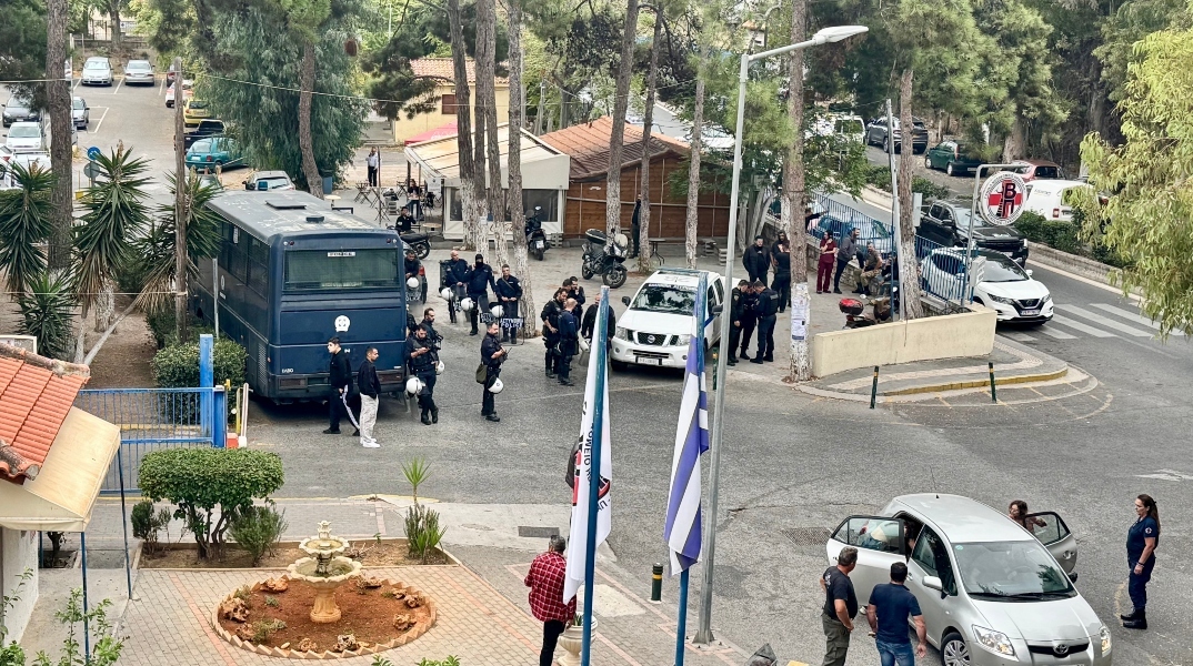 Ισχυρές αστυνομικές δυνάμεις έξω από το Βενιζέλειο Νοσοκομείο Ηρακλείου, όπου έχουν μεταφερθεί νεκροί και τραυματίες από την αιματηρή σύγκρουση στα Βορίζια