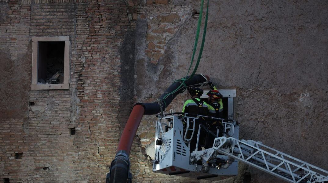 Ρώμη: Μάχη με τον χρόνο για τον απεγκλωβισμό εργάτη κάτω από τα ερείπια του μεσαιωνικού πύργου Torre dei Conti