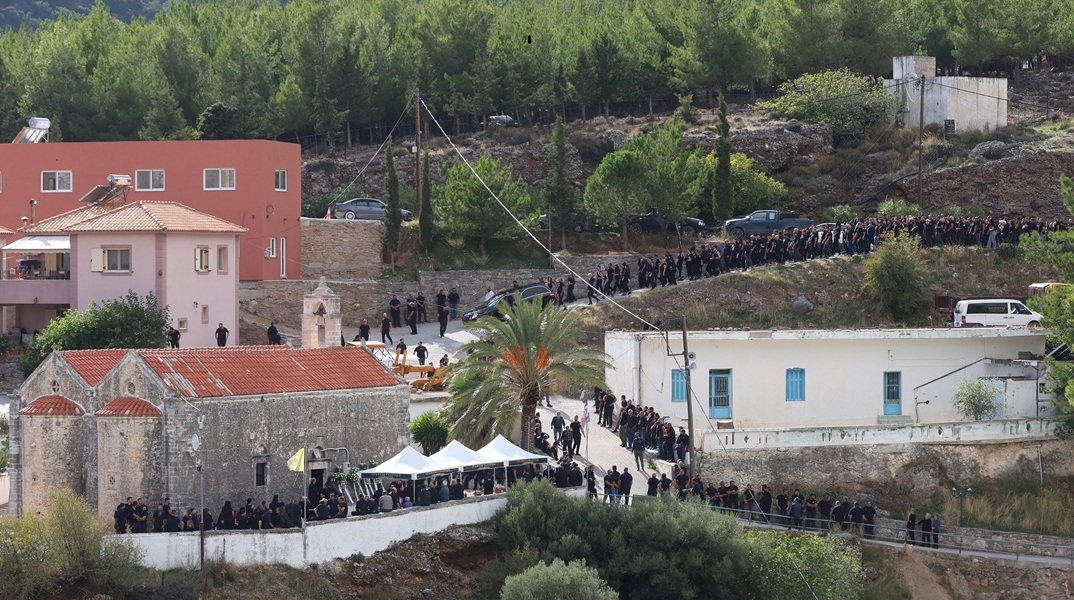 Στα «μαύρα» τα Βορίζια: Θρήνος, σπαραγμός και κατάρες στην κηδεία του Φανούρη Καργάκη