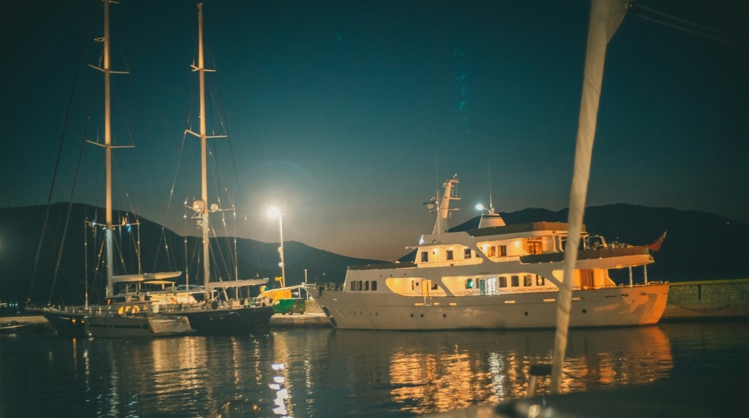 «VIP» διακίνηση μεταναστών με βιτρίνα ψεύτικα κοκτέιλ πάρτι σε σκάφη – Στα χέρια της ΕΛ.ΑΣ. ο εγκέφαλος