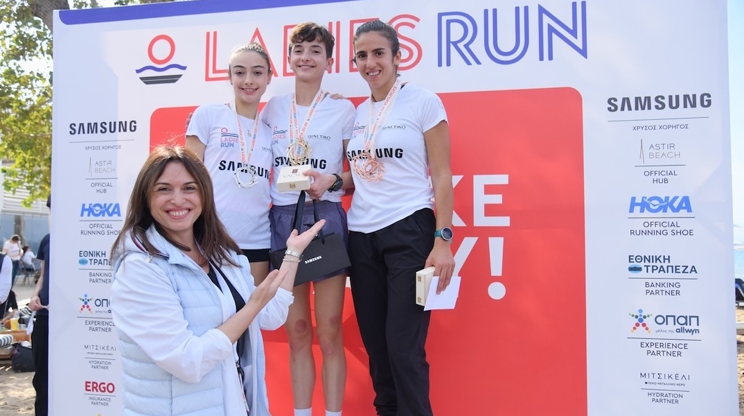 Η Chief People Officer του ΟΠΑΠ, Αιμιλία Στέλιαρου, βραβεύει νικήτριες 