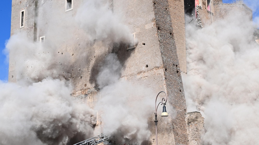 Ρώμη: Εργάτης έχει εγκλωβιστεί κάτω από τα συντρίμμια του «Πύργου των Κόμηδων»