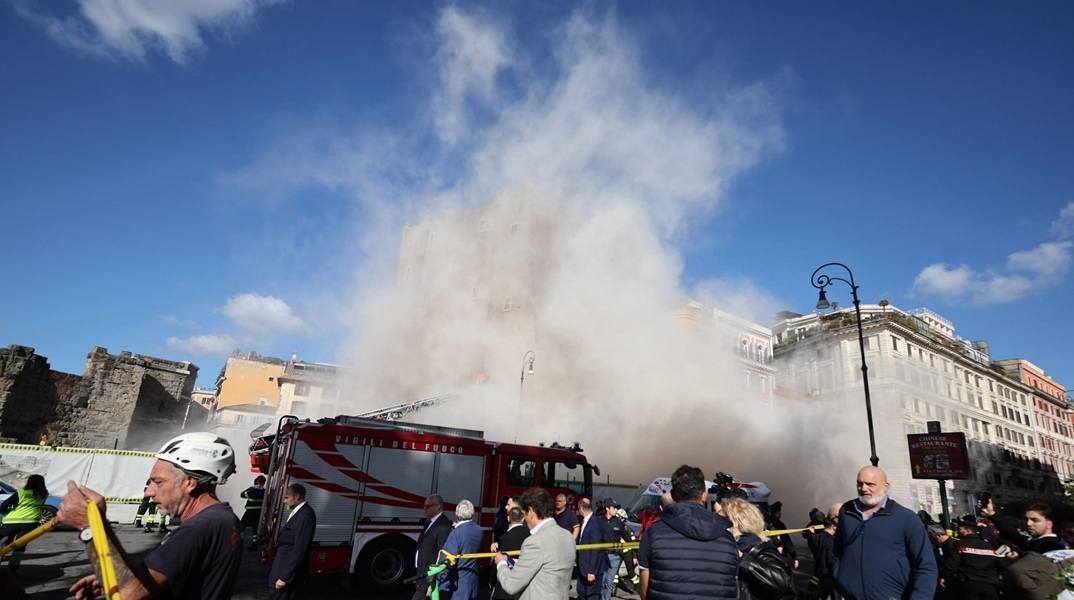 Ρώμη: Η στιγμή που καταρρέει μεσαιωνικό κτίριο κοντά στο Κολοσσαίο 