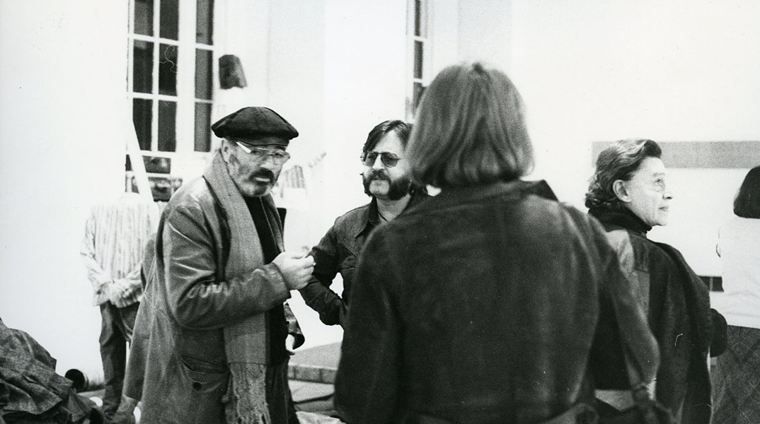 O Takis, o Χρήστος Ιωακειμίδης και ο Αλέξανδρος Ιόλας στην έκθεση «Eight Artists, Eight Attitudes, Eight Greeks» (Οκτώ καλλιτέχνες, οκτώ αντιλήψεις, οκτώ Έλληνες) στο ICA, Λονδίνο