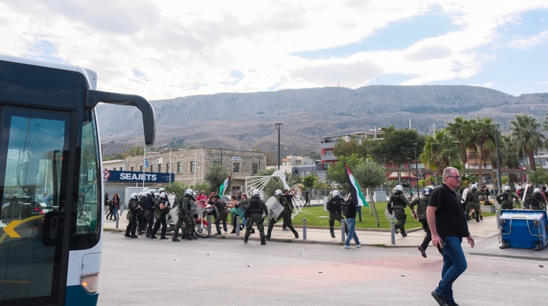Σούδα: Διαδηλωτές πέταξαν μπογιές σε λεωφορεία με Ισραηλινούς τουρίστες του Crown Iris