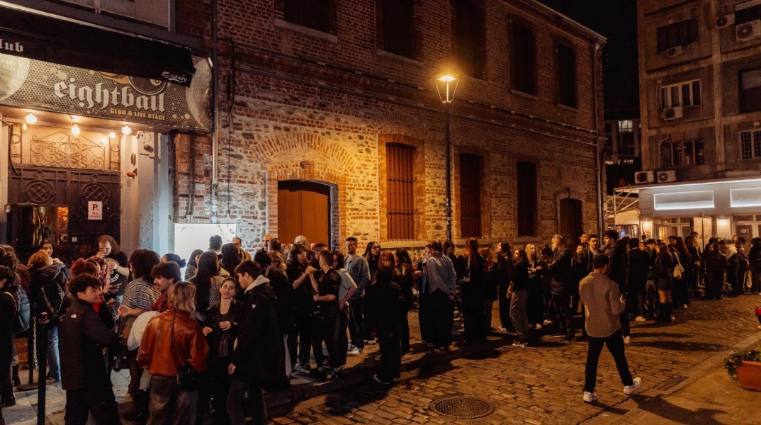 Hush Coffee and Brunch: Με θέα τη θάλασσα και τη Φρίντα Κάλο