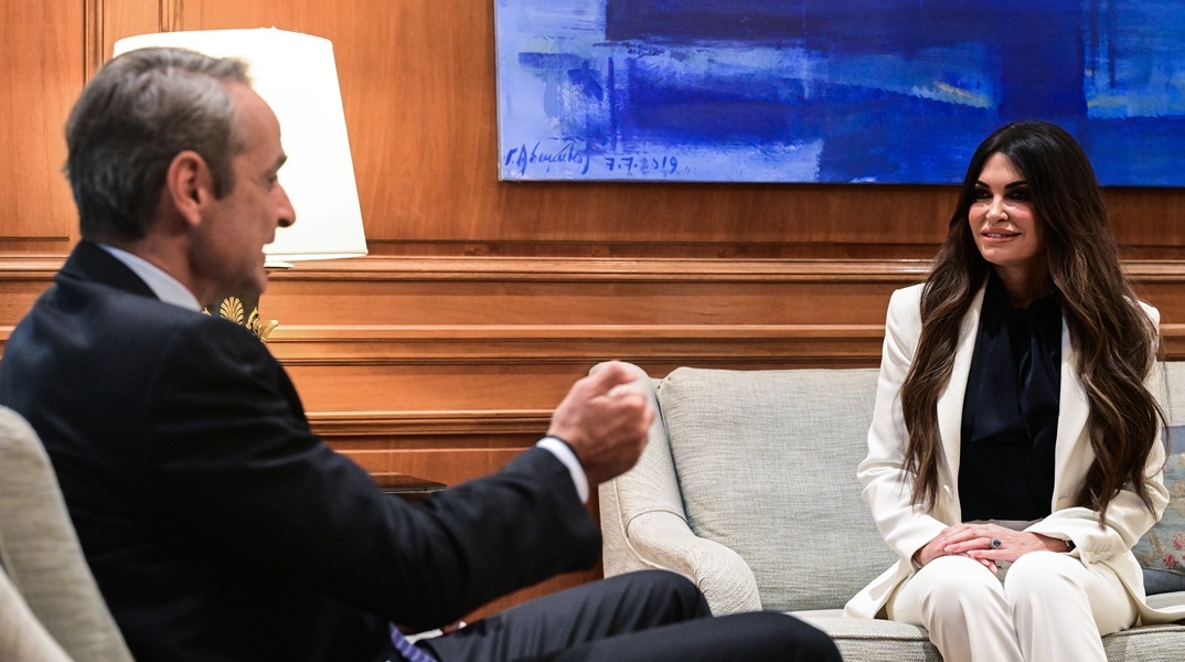 H συνάντηση Μητσοτάκη και Γκίλφοϊλ με μαθητές δημοτικού έξω από το Μέγαρο Μαξίμου 