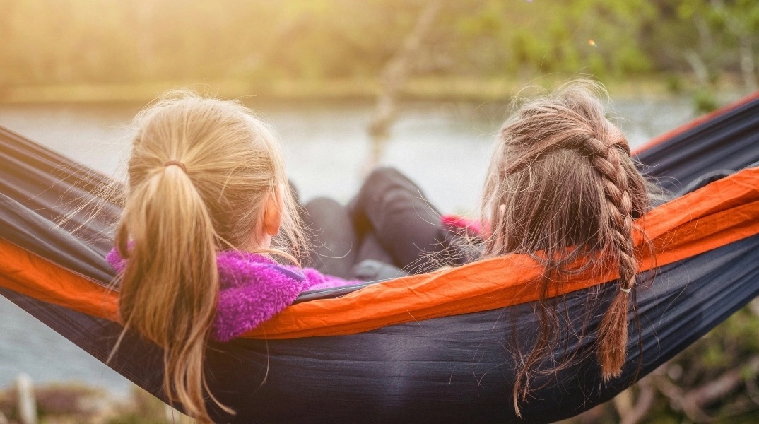 παιδια στην κουνια© Unsplash/Janko Ferlič