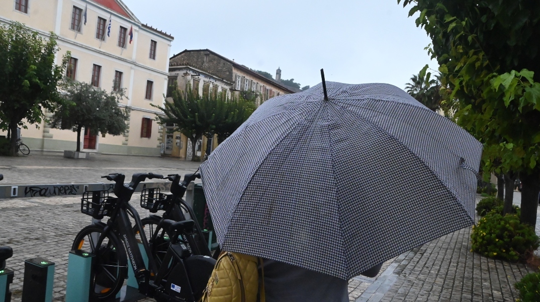 Καιρός, περαστικοι, βροχη