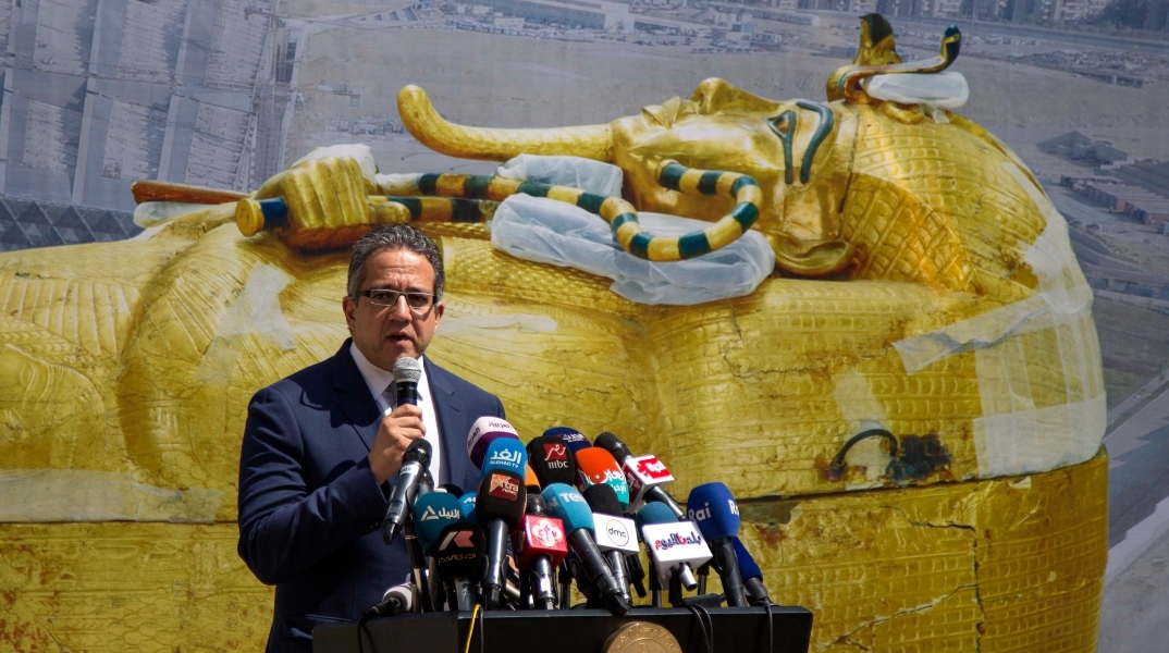 Ο Χαλέντ Ελ-Ενάνι μιλάει στο Μεγάλο Αιγυπτιακό Μουσείο στη Γκίζα