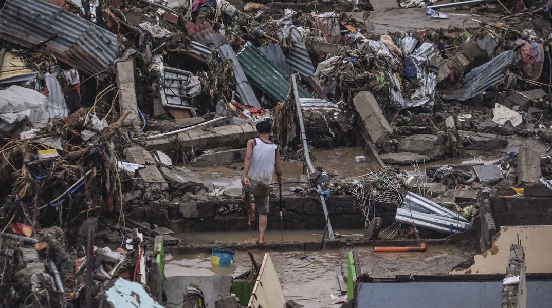 Ο τυφώνας Καλμάγκι σάρωσε τις Φιλιππίνες: Τουλάχιστον 140 νεκροί και 127 αγνοούμενοι