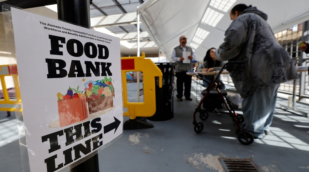 Άνθρωποι παραλαμβάνουν φαγητό από Τράπεζα Τροφίμων στην Καλιφόρνια