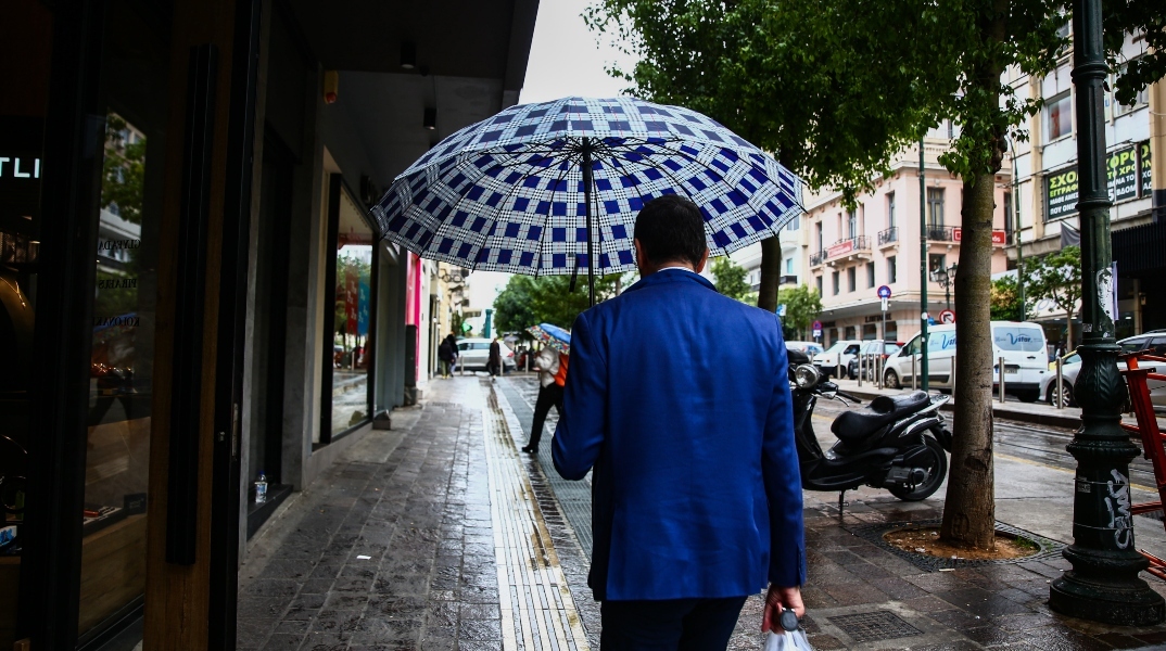 Καιρός, περαστικοι, βροχη