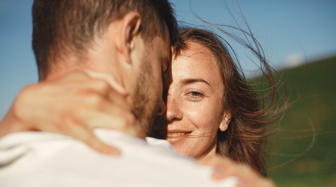 Το τεστ με το πουλί: Το νέο viral τρέντ που δοκιμάζει τη σχέση σου