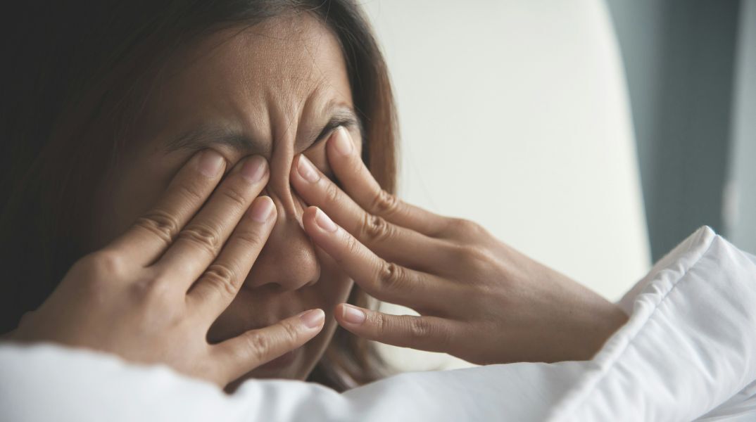 Επιστήμονες του MIT αποκάλυψαν πώς η έλλειψη ύπνου διαταράσσει τη ροή του εγκεφαλονωτιαίου υγρού και προκαλεί «ομίχλη» στον εγκέφαλο.