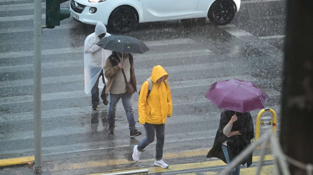 Πάνω από 1000 αστραπές και κεραυνοί έπεσαν στην Αττική σε δύο ώρες