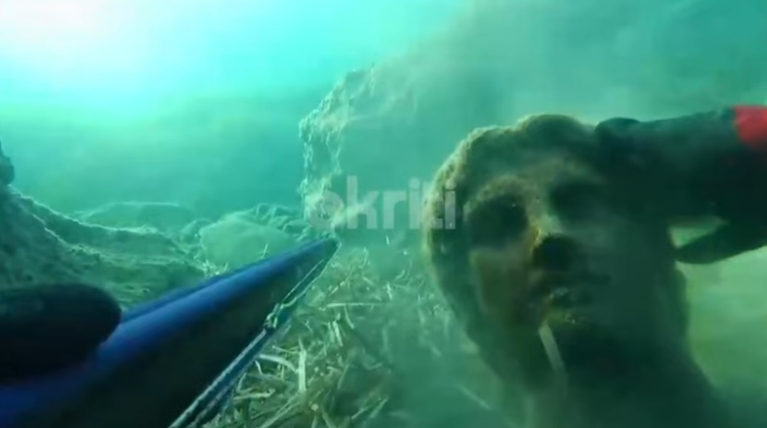 Κρήτη: Ψαροντουφέκας ανακάλυψε εντυπωσιακό άγαλμα στον βυθό