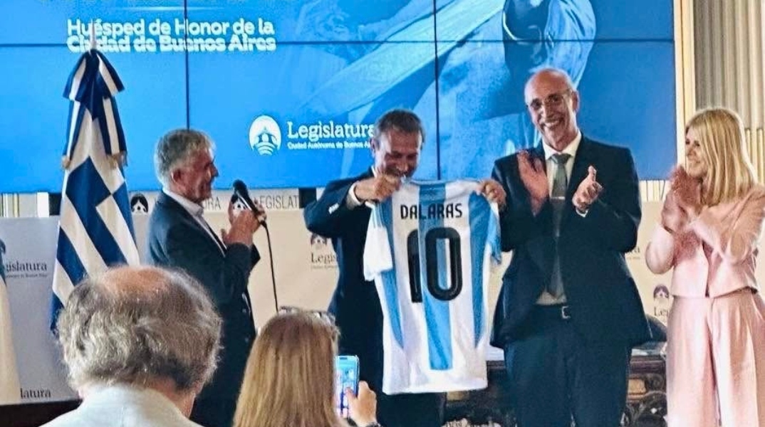 Ο Γιώργος Νταλάρας