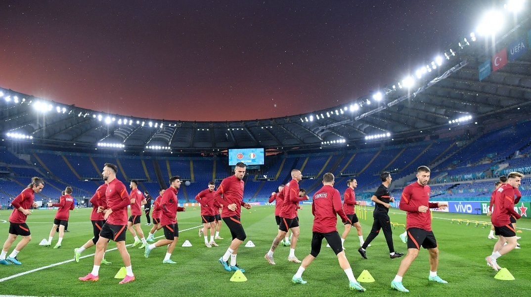Οι παίκτες της εθνικής ομάδας ποδοσφαίρου της Τουρκίας κατά τη διάρκεια προθέρμανσης 